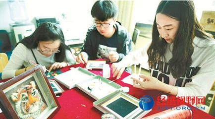 哈爾濱商業(yè)大學麥秸畫走進上海學生課堂